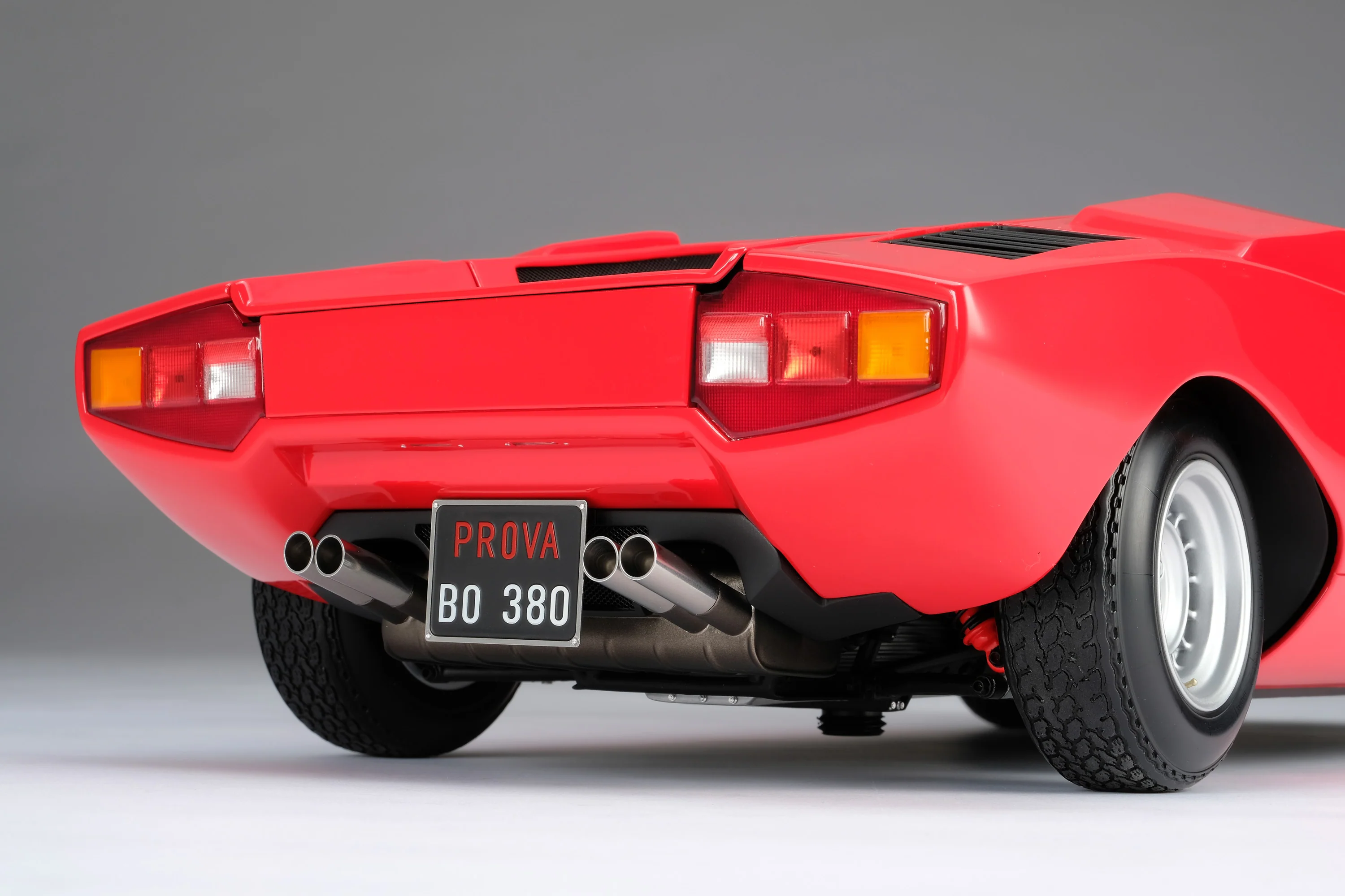 Lamborghini Countach LP400 (1974) in Rosso at 1:8 scale - Image 17