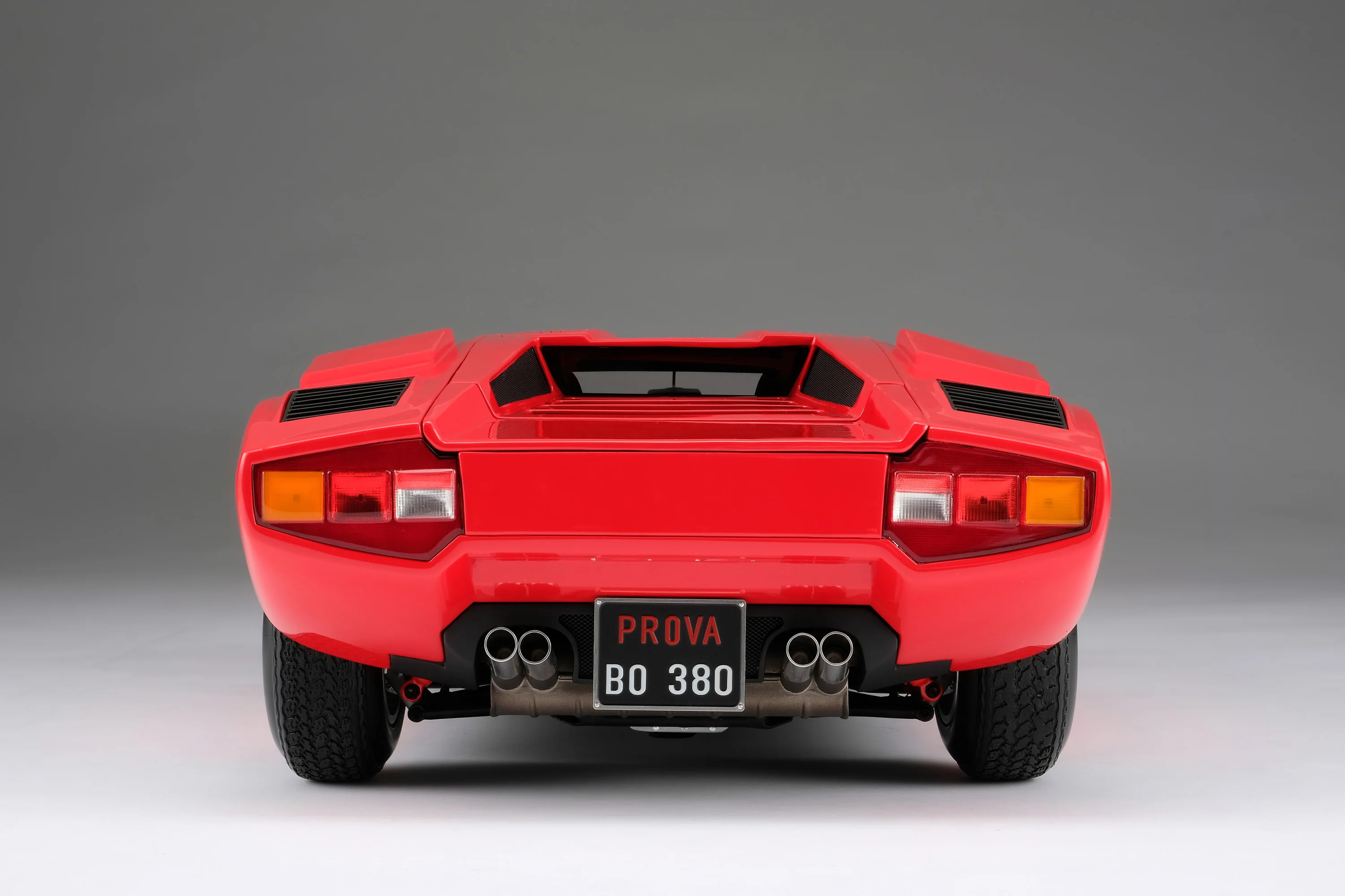 Lamborghini Countach LP400 (1974) in Rosso at 1:8 scale - Image 18