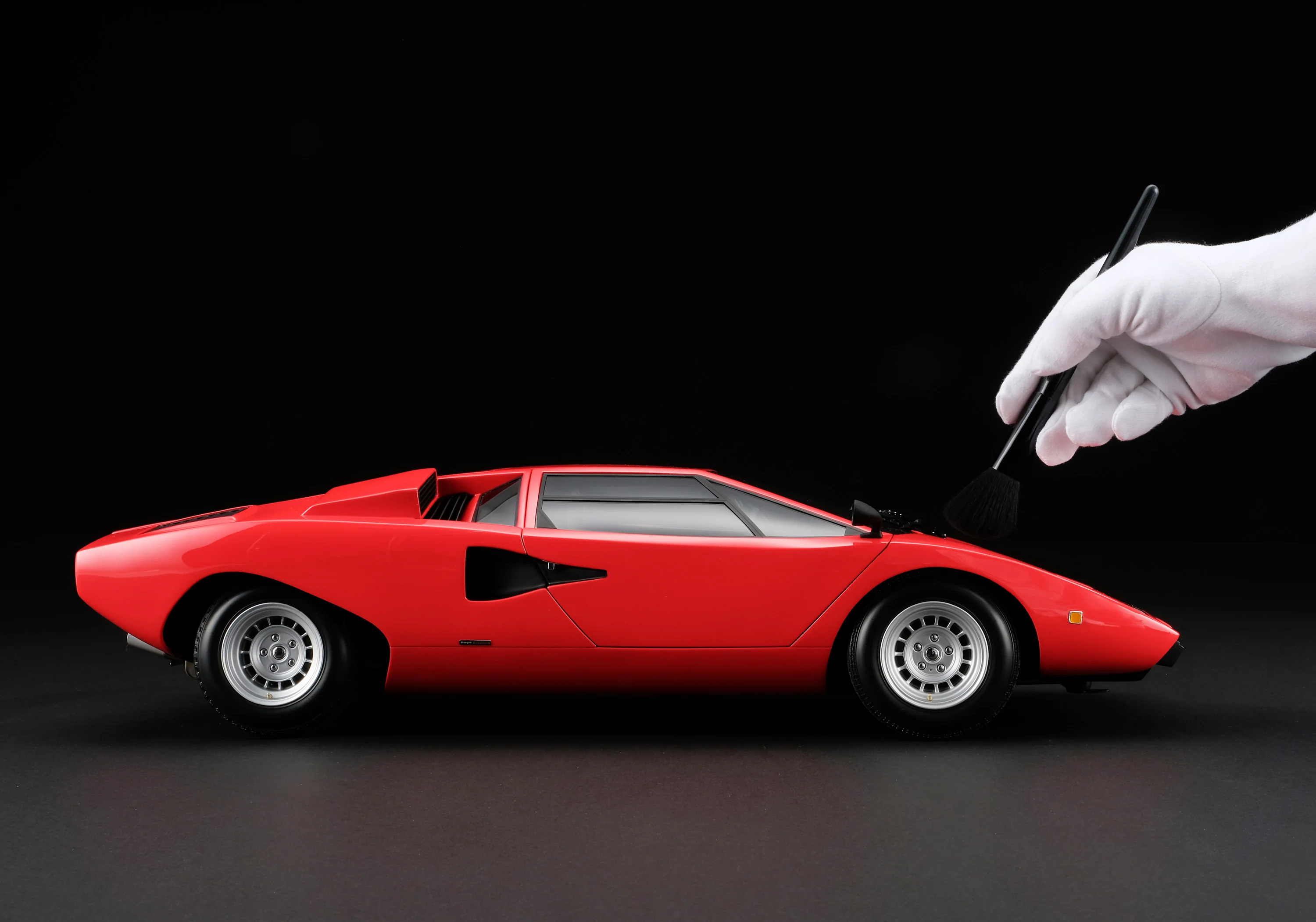 Lamborghini Countach LP400 (1974) in Rosso at 1:8 scale - Image 3