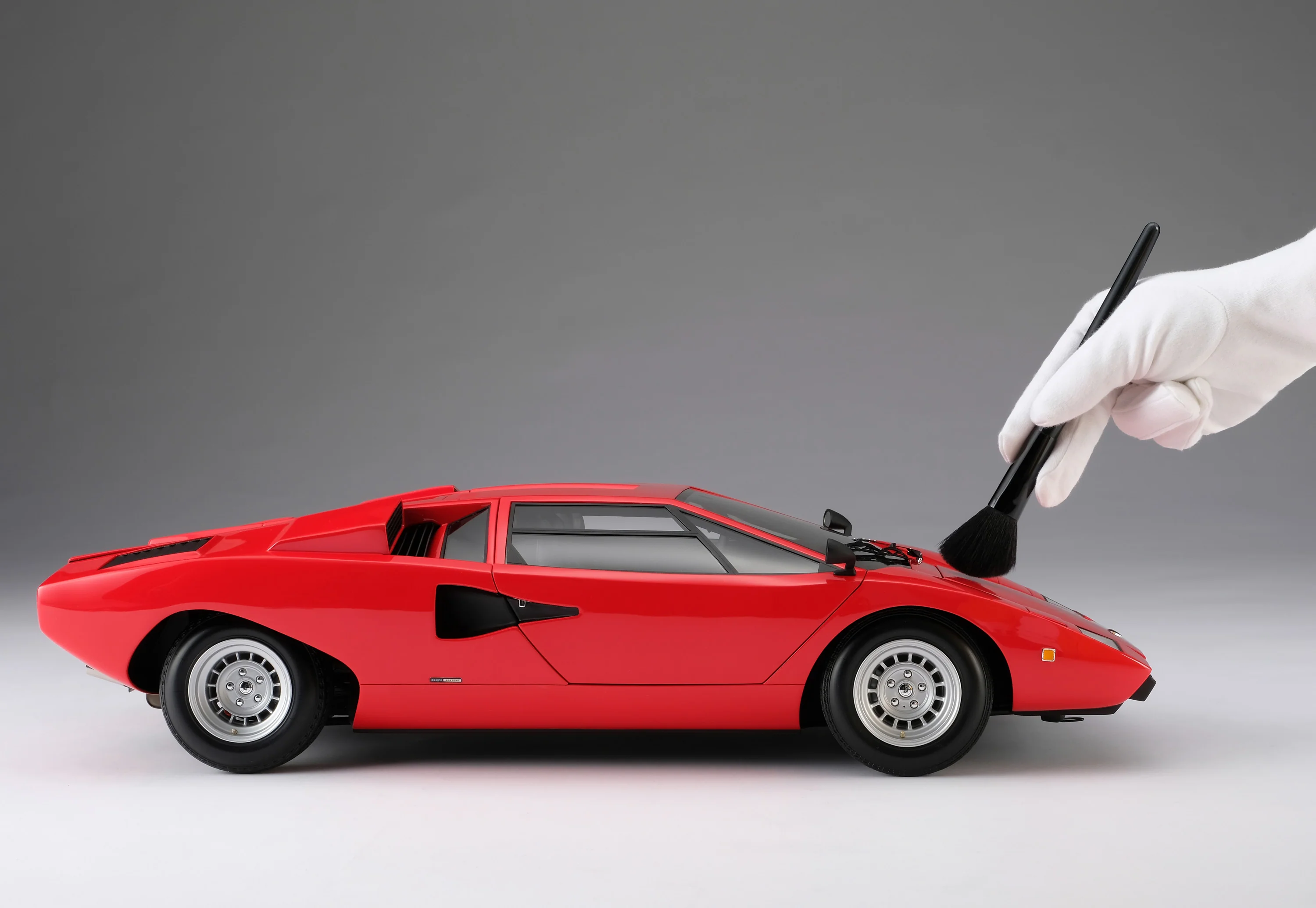 Lamborghini Countach LP400 (1974) in Rosso at 1:8 scale - Image 4