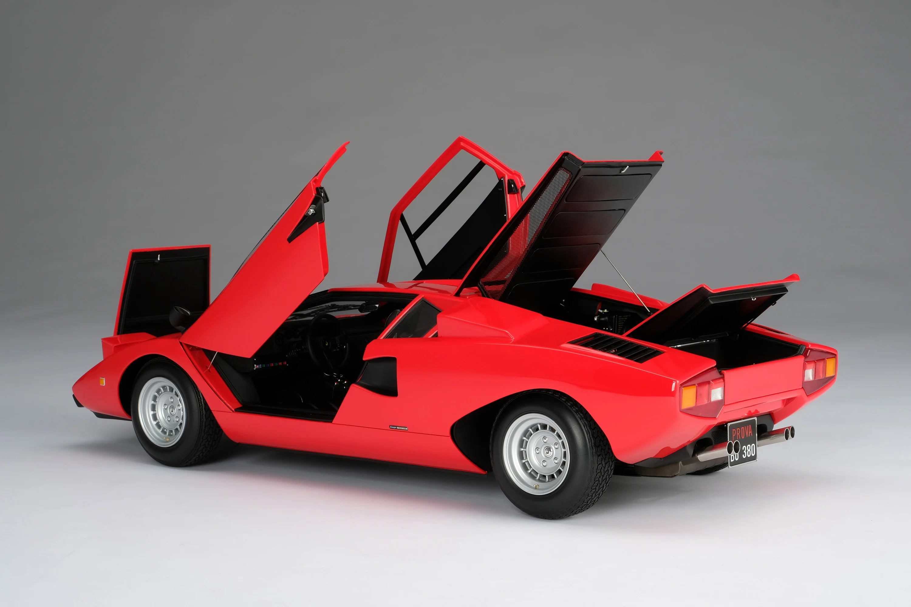 Lamborghini Countach LP400 (1974) in Rosso at 1:8 scale - Image 5
