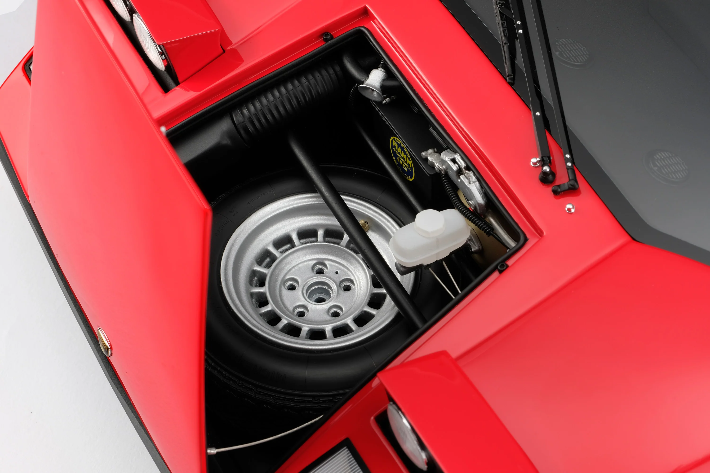 Lamborghini Countach LP400 (1974) in Rosso at 1:8 scale - Image 6