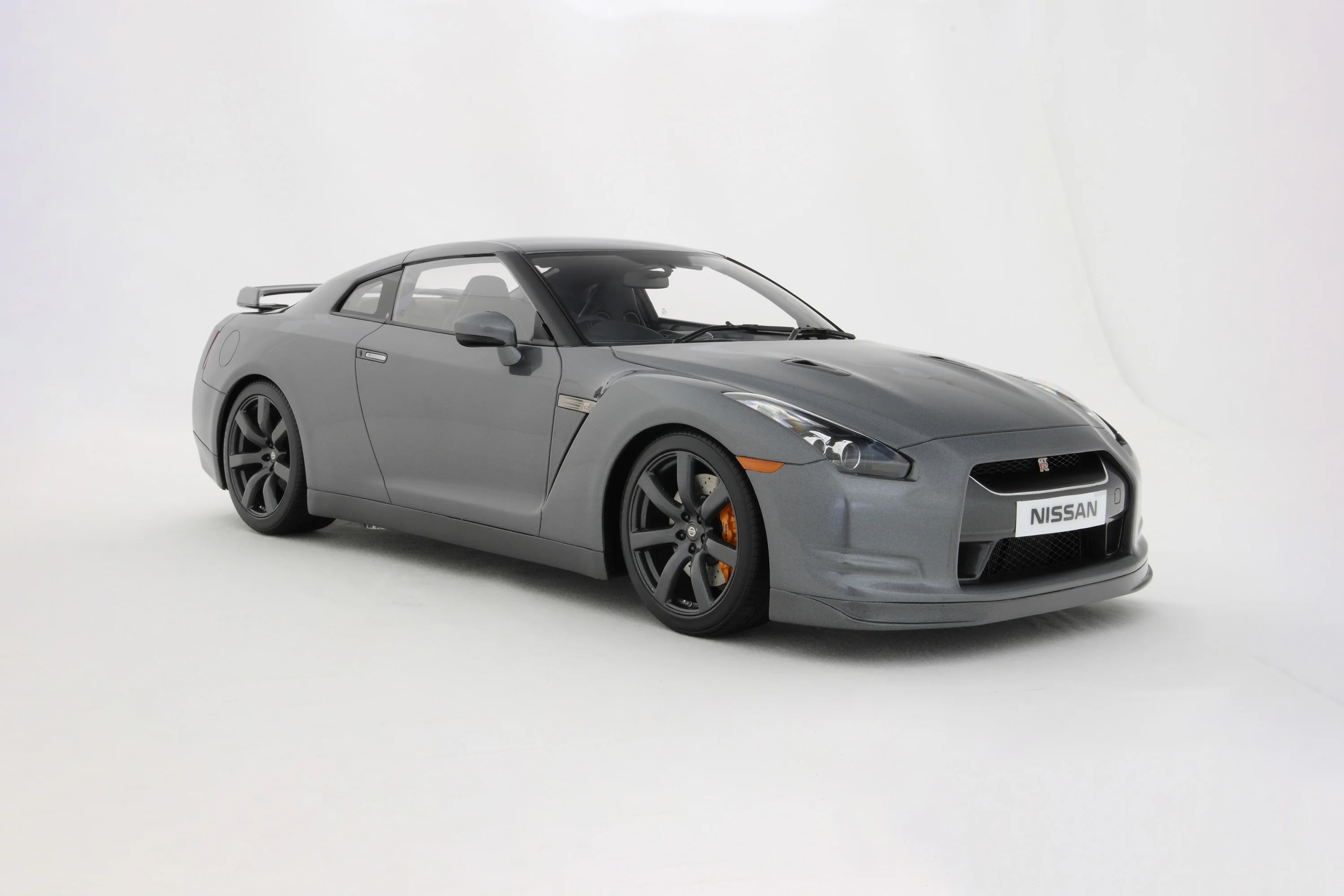Nissan GT-R (2007) - Image 2